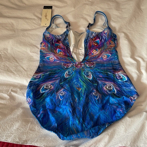 One peace swim suit. Women - Picture 4 of 10